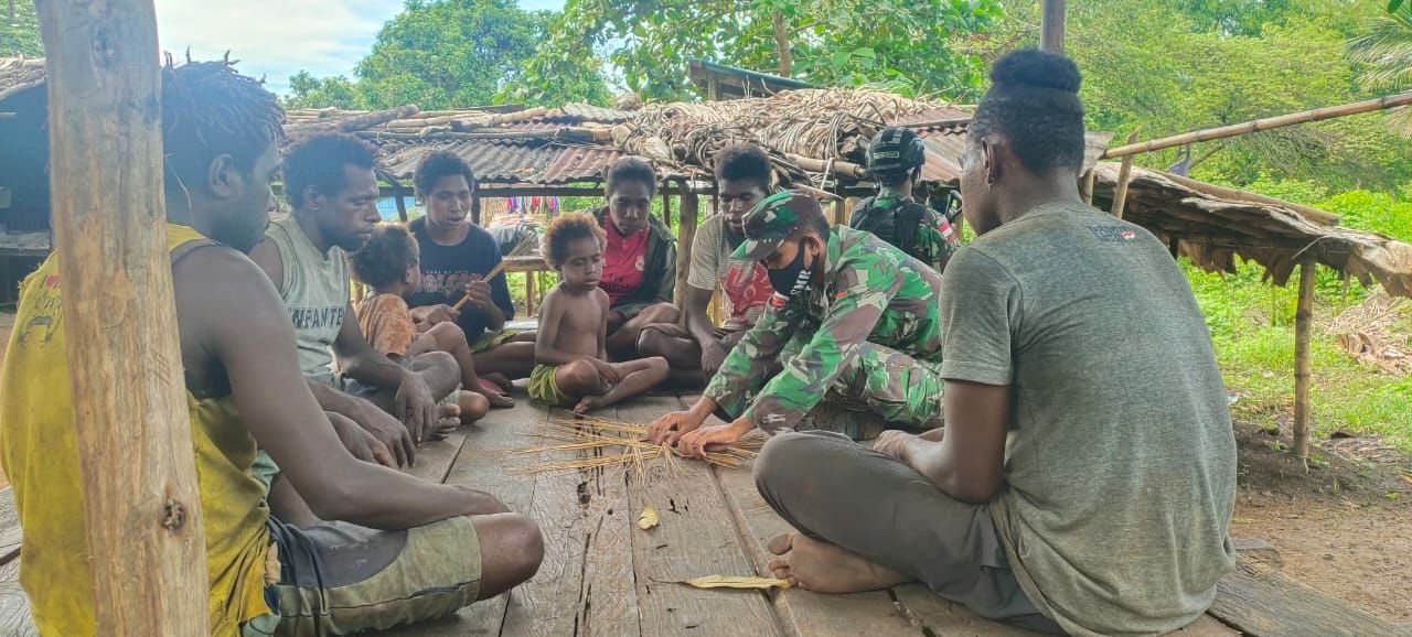 Prajurit Yonif 125/SMB Ajarkan Anyaman Lidi saat Anjagsana ke Warga