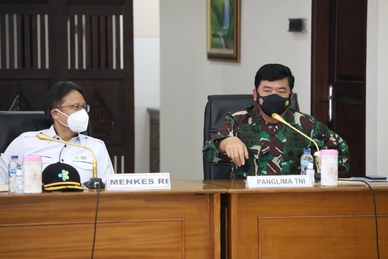 Panglima TNI Serahkan 4 Pilar Penegakan PPKM Mikro di Madiun