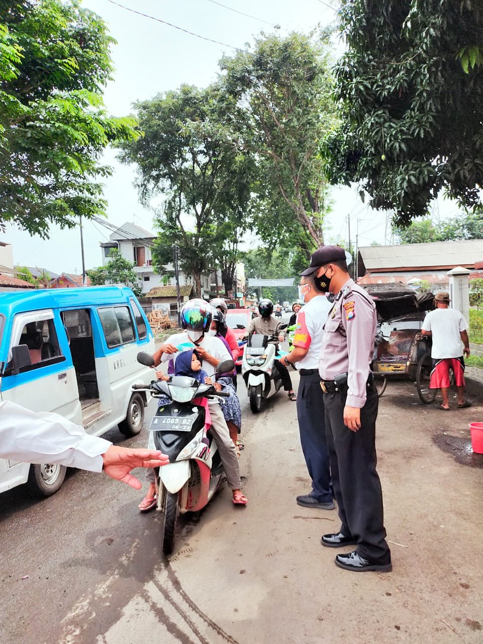 Polsek Serang Bagikan 300 Masker untuk Cegah Covid-19