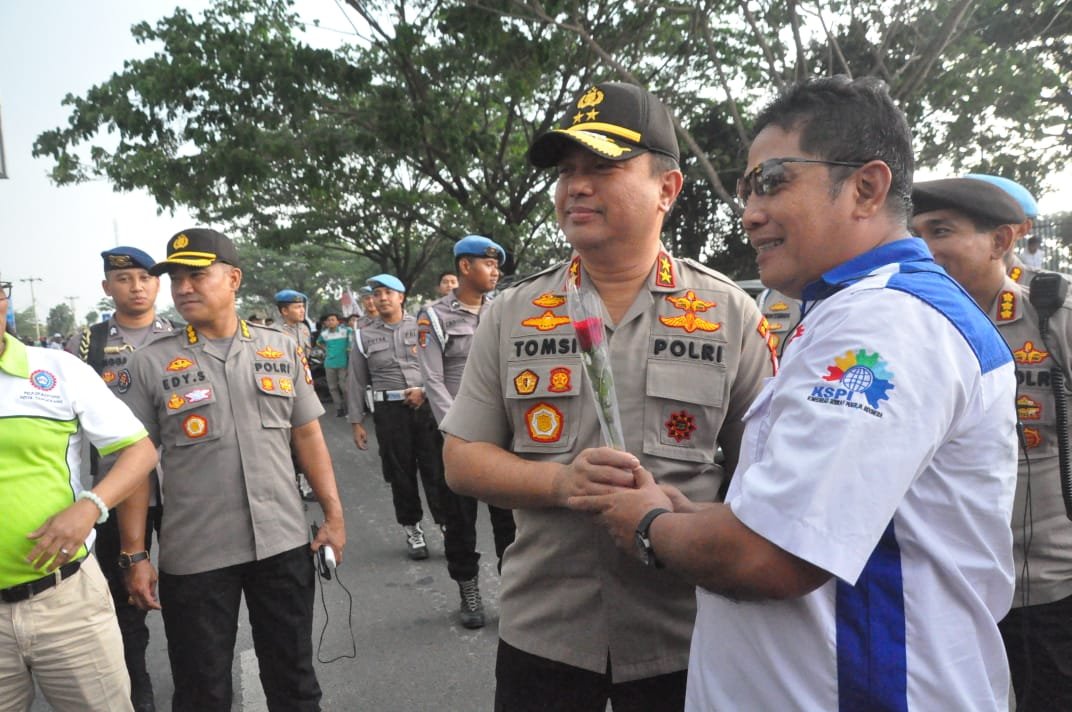 Polwan Sambut Demo Buruh di Kantor Gubernur Banten dengan Cara Ini