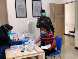 Satgas Pamtas Yonif 642 Amankan 10 PMI Lewat Jalur Tidak Resmi dengan Prokes