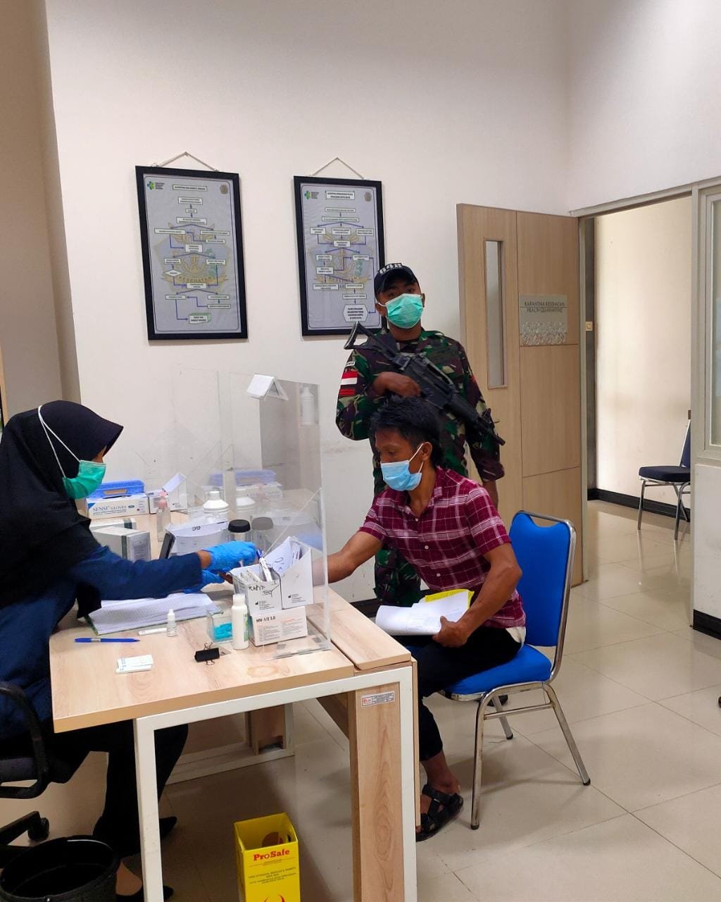 Satgas Pamtas Yonif 642 Amankan 10 PMI Lewat Jalur Tidak Resmi dengan Prokes