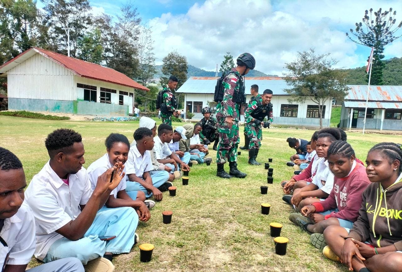 Yonif Raider 142 KJ Gencarkan Minum Susu untuk Siswa Papua
