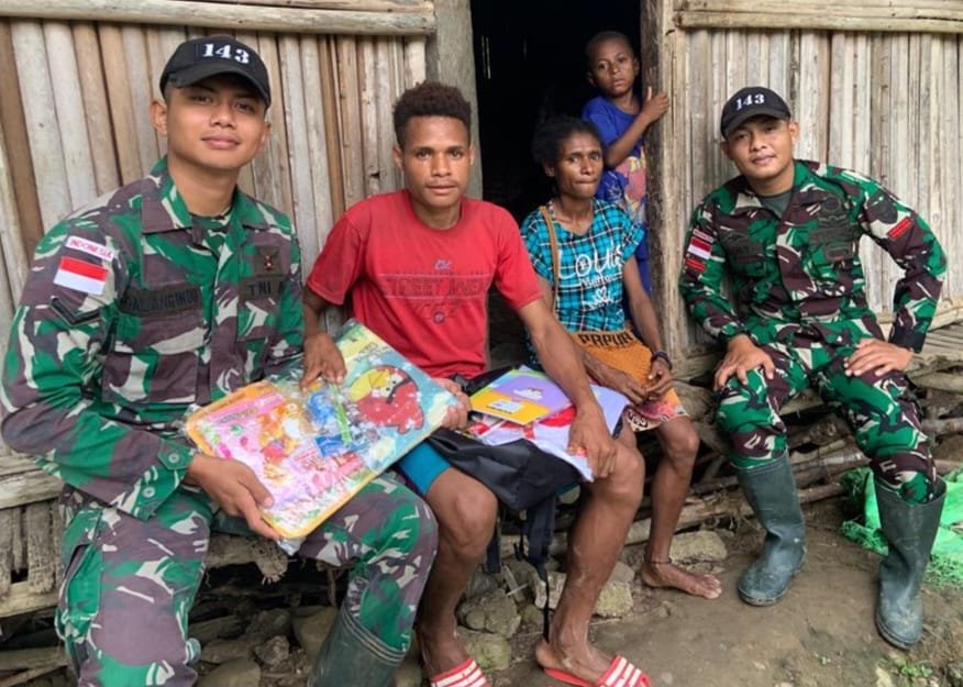 Satgas Yonif 143/TWEJ Kunjungi Penyandang Disabilitas di Perbatasan RI-PNG