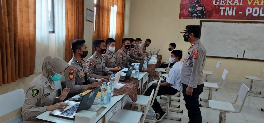 Polsek Cipocok Jaya Pantau Vaksinasi Pelajar dan Himbau Prokes