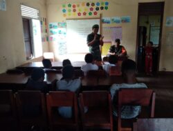 Babinsa Koramil 1710-01/Kokonao Bantu Mengajar Anak di Sekolah Pedalaman Papua