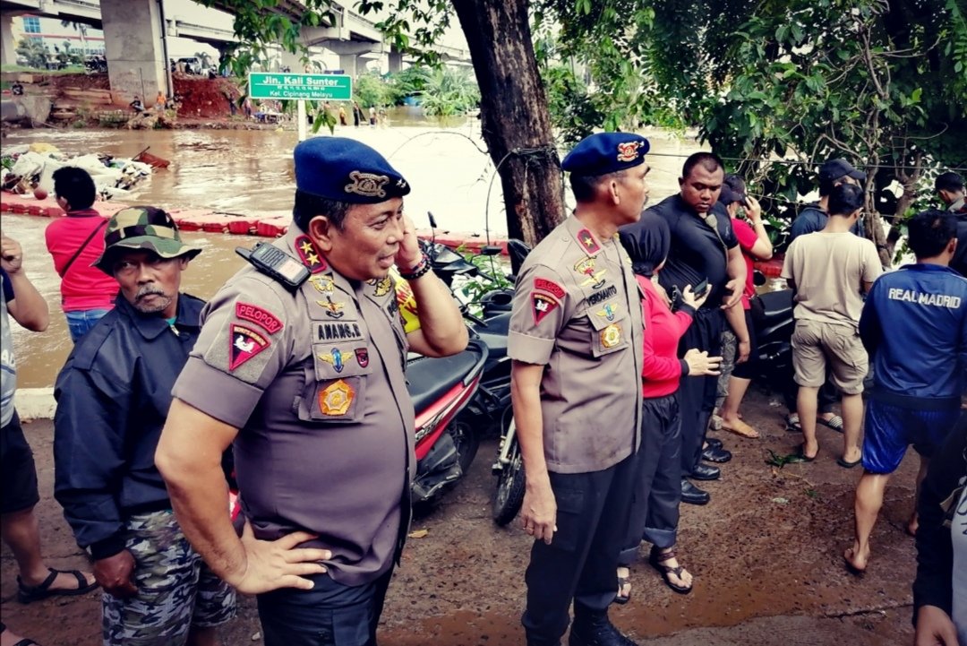 Irjen Pol Anang Revandoko Korban Dankor Brimob Pantau Banjir Kali Sunter Jakarta Timur