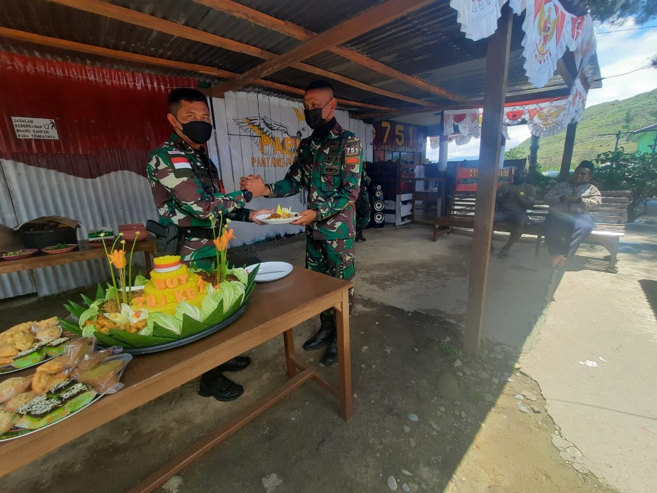 Satgas Pamrahwan Yonif RK 751/VJS Rayakan HUT ke-76 TNI Bersama Warga