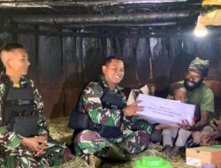 Personel Satgas Yonif Mekanis 203/AK Beri Nama Bayi Baru Lahir di Lowanom
