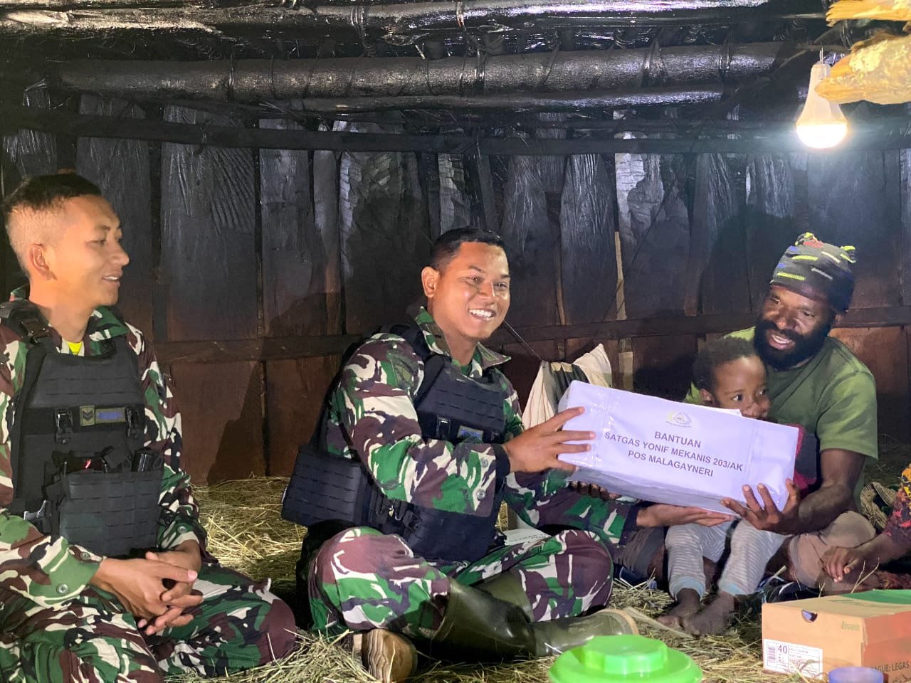 Personel Satgas Yonif Mekanis 203/AK Beri Nama Bayi Baru Lahir di Lowanom