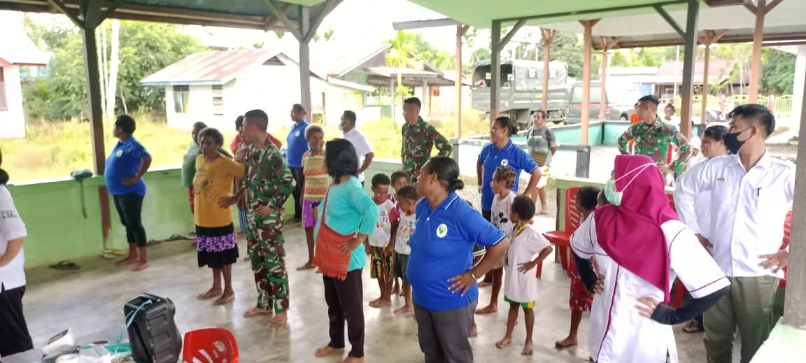 Peduli Kesehatan, Satgas Yonif 126/KC Gelar Senam dan Pengobatan Gratis