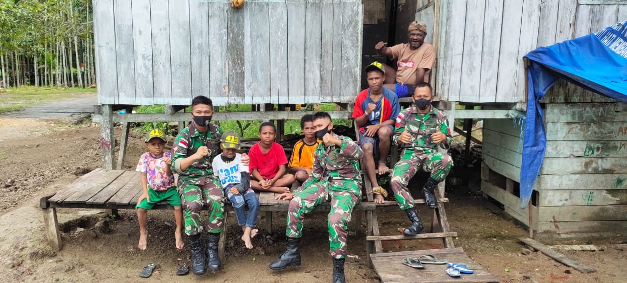 Jelang Purna Tugas, Satgas TNI 413 Kostrad Kunjungi Warga Kampung Nafri