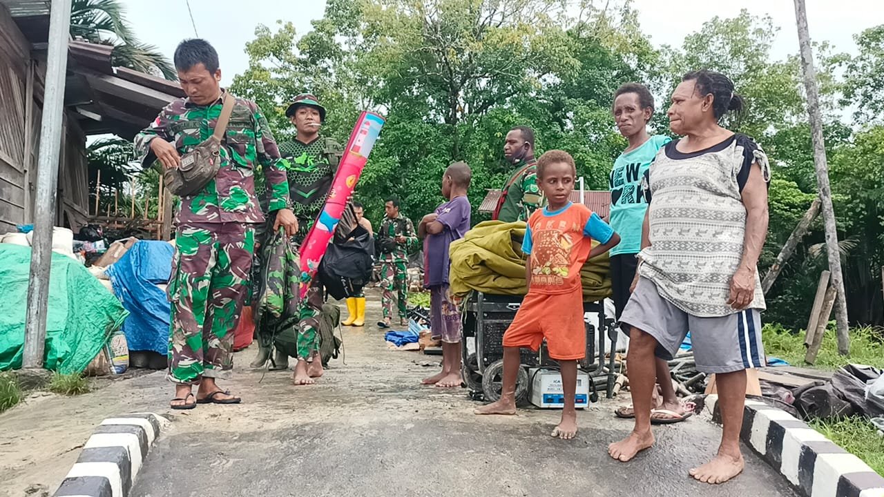 Ratusan Warga Kawagit Melepas Keberangkatan Anggota Satgas TMMD