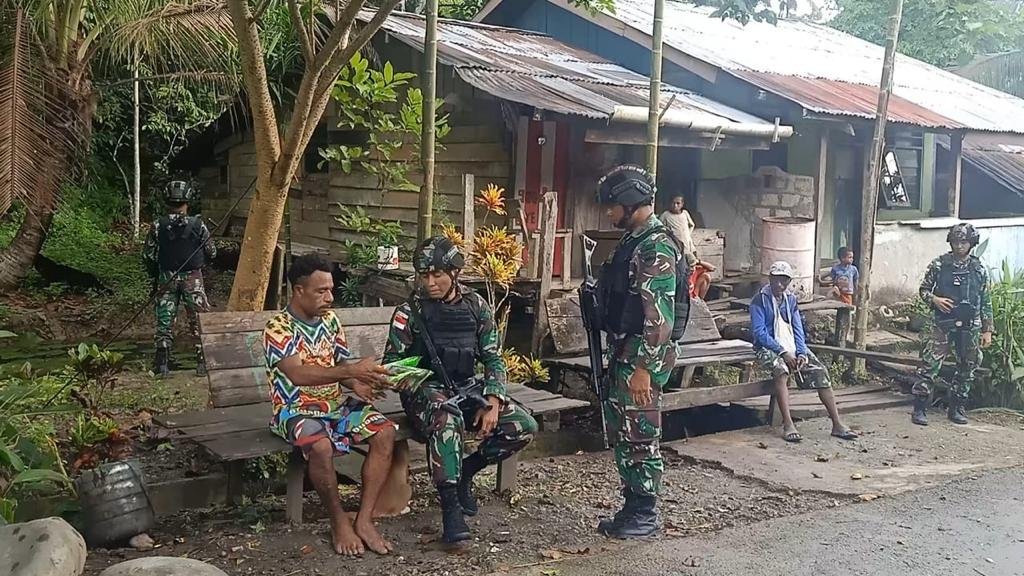 Satgas Yonif 126/KC Bagikan Bibit Holtikultura untuk Ketahanan Pangan Perbatasan