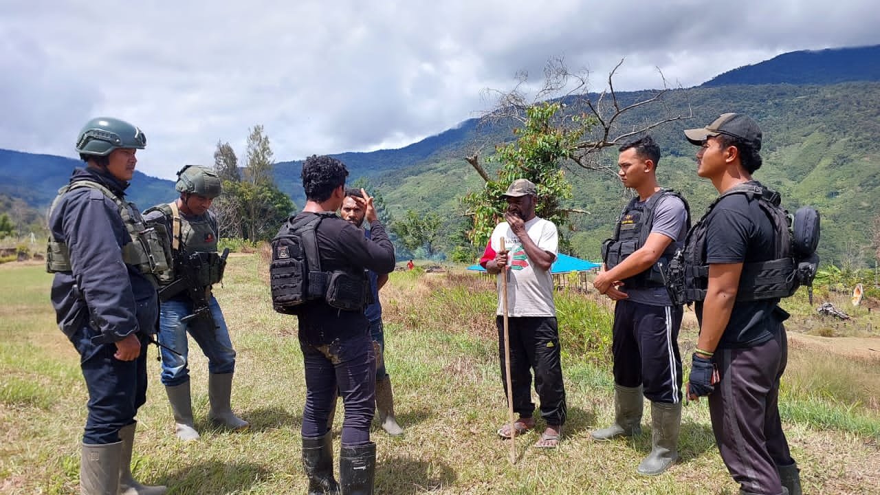 Warga Kiwirok Sampaikan Pesan Bersama Satgas Yonif 143/TWEJ