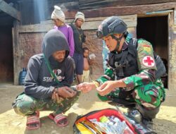 Satgas Yonif Raider 142/KJ Layani Kesehatan Keliling sebagai Bukti Cinta Kasih