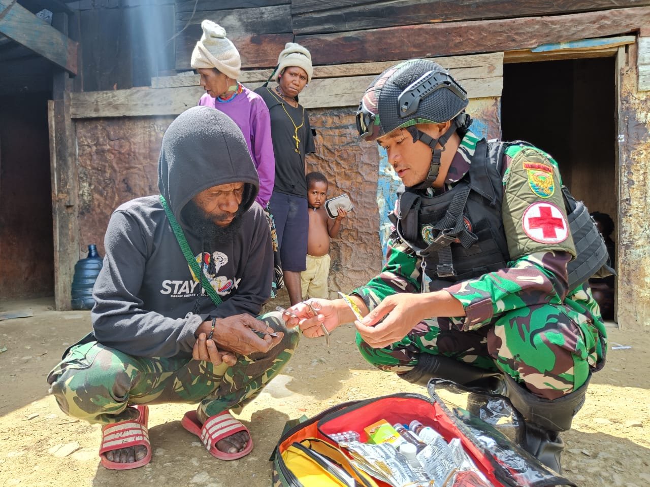 Satgas Yonif Raider 142/KJ Layani Kesehatan Keliling sebagai Bukti Cinta Kasih