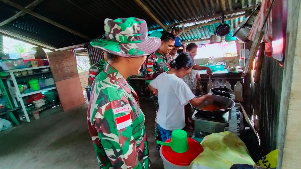 Prajurit Satgas Yonarmed 1 Ajarkan Masakan Kreatif kepada Masyarakat