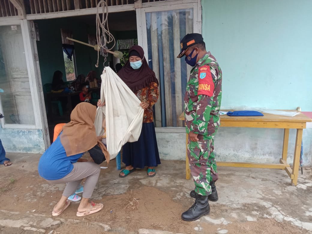 Serda La Rosulu Babinsa Sebubus Aktif Dampingi Posyandu Saat Pandemi