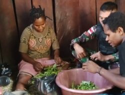 Satgas Yonif 142 Bantu Warga Masak dan Makan Bersama di Dapur