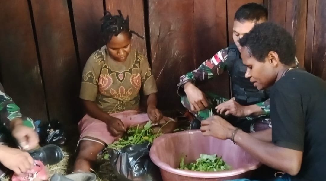 Satgas Yonif 142 Bantu Warga Masak dan Makan Bersama di Dapur