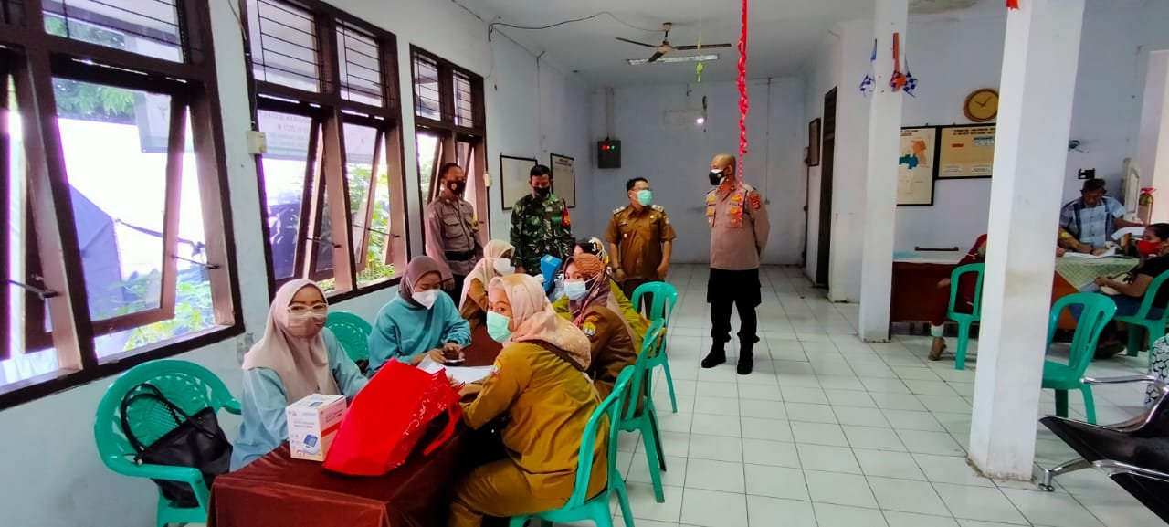 Polsek Serang dan PPKM Micro Awasi Vaksinasi Lansia