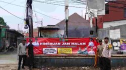 Tindak Lanjut Instruksi Gubernur, Bhabinkamtibmas dan Linmas Jatiranggon Pasang Spanduk Jam Malam