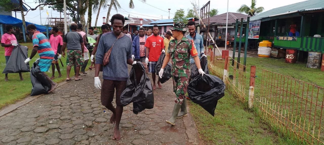 Satgas TMMD Reg Ke-114 Ajak Warga Bersihkan Kampung Jaga Kebersihan