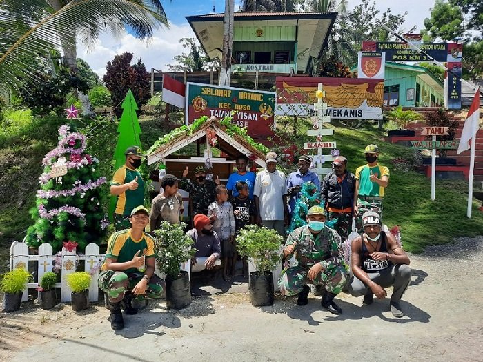 Yonif MR 413 Kostrad Bangun Pondok dan Pohon Natal bersama Warga Perbatasan RI-PNG