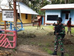 Satgas Yonif 125/Simbisa Gotong Royong Bersihkan Pekarangan Rumah Budaya Rawa Biru