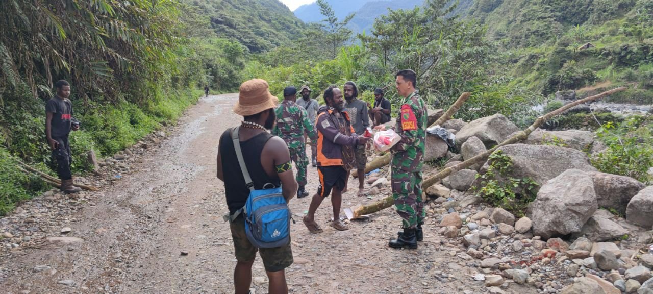 Babinsa Koramil 1710-04/Tembagapura Gelar Komsos untuk Jaga Hubungan dengan Warga