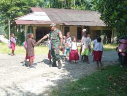 Babinsa Koramil Timika Komsos di SD, Beri Arahan Disiplin kepada Siswa