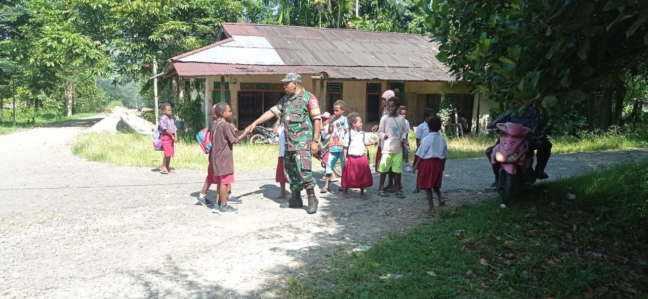 Babinsa Koramil Timika Komsos di SD, Beri Arahan Disiplin kepada Siswa
