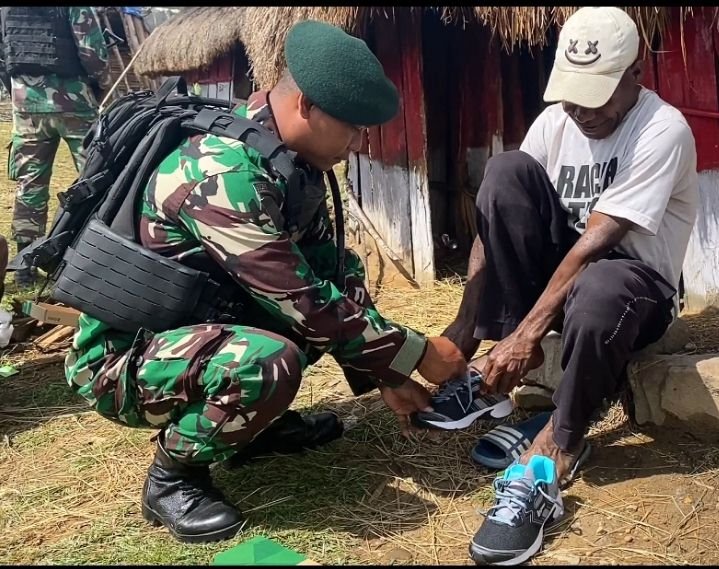 Satgas Yonif Mekanis 203/AK Anjangsana ke Rumah Tokoh Malagayneri