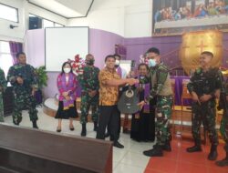 Satgas Kodim Yalimo Yonif RK 751/VJS Serahkan Alat Musik sebagai Bantuan