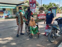 Babinsa Temajuk Dampingi Vaksinasi Lansia