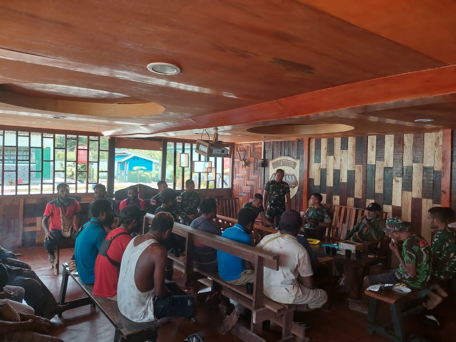 Satgas Pamtas Yonif 126/KC Komunikasikan Sosial dengan Tokoh Pemuda Distrik Waris