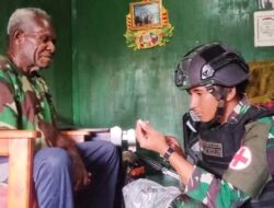 Satgas Yonif Mekanis 203/AK Cepat Bantu Pendeta Sakit