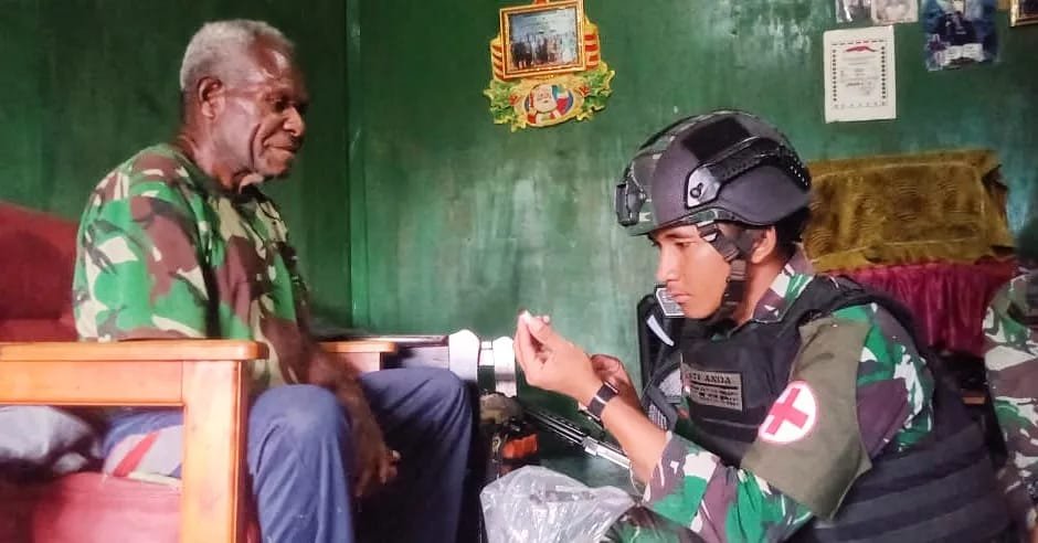 Satgas Yonif Mekanis 203/AK Cepat Bantu Pendeta Sakit