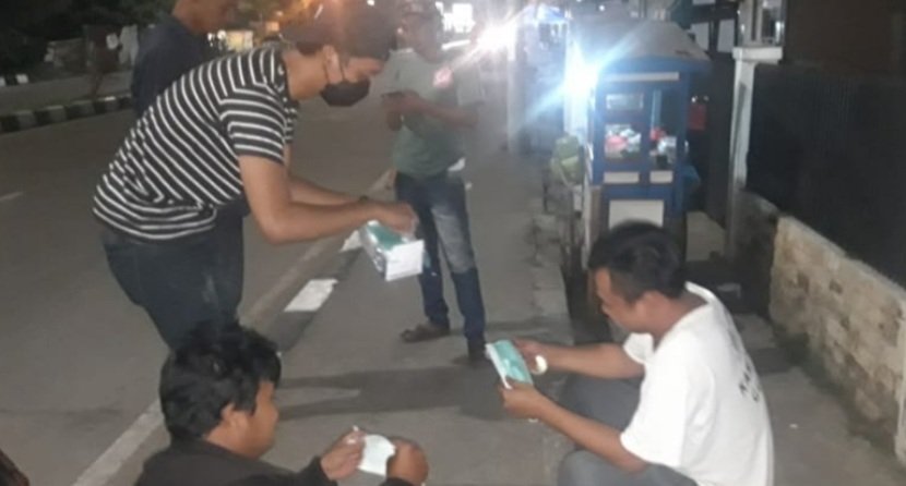 Satresnarkoba Polres Serang Kota Bagikan Masker sambil Sosialisasi Bahaya Narkoba