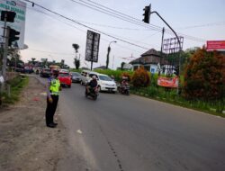 Polsek Pandeglang Bantu Pelajar Menyeberang dan Antisipasi Kemacetan