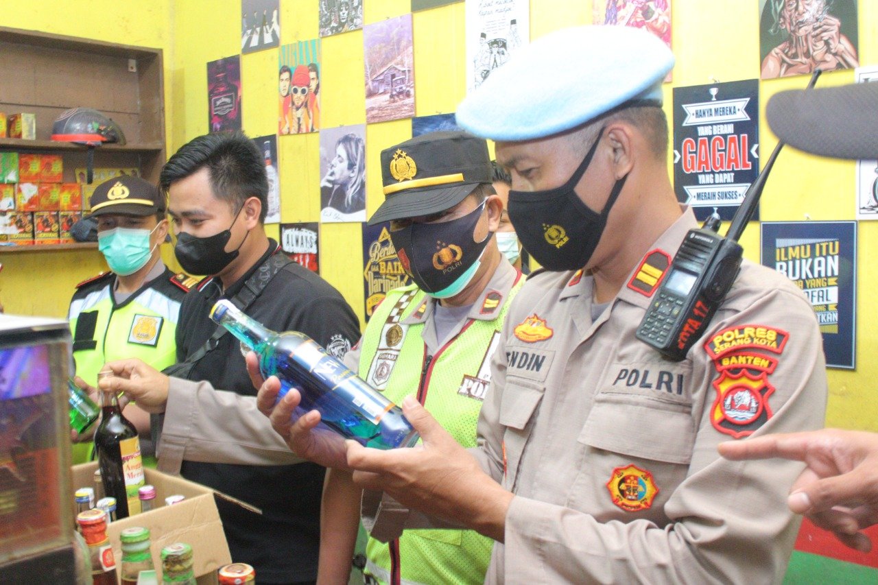 Hari Kedua Ops Bina Kusuma, Polres Serang Kota Situng Puluhan Botol Miras