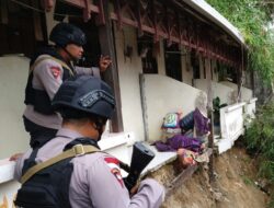 Tim Batalyon A Pelopor Satbrimob Polda Kaltim Cek TKP Longsor Balikpapan
