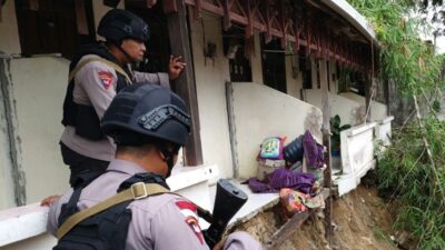 Tim Batalyon A Pelopor Satbrimob Polda Kaltim Cek TKP Longsor Balikpapan