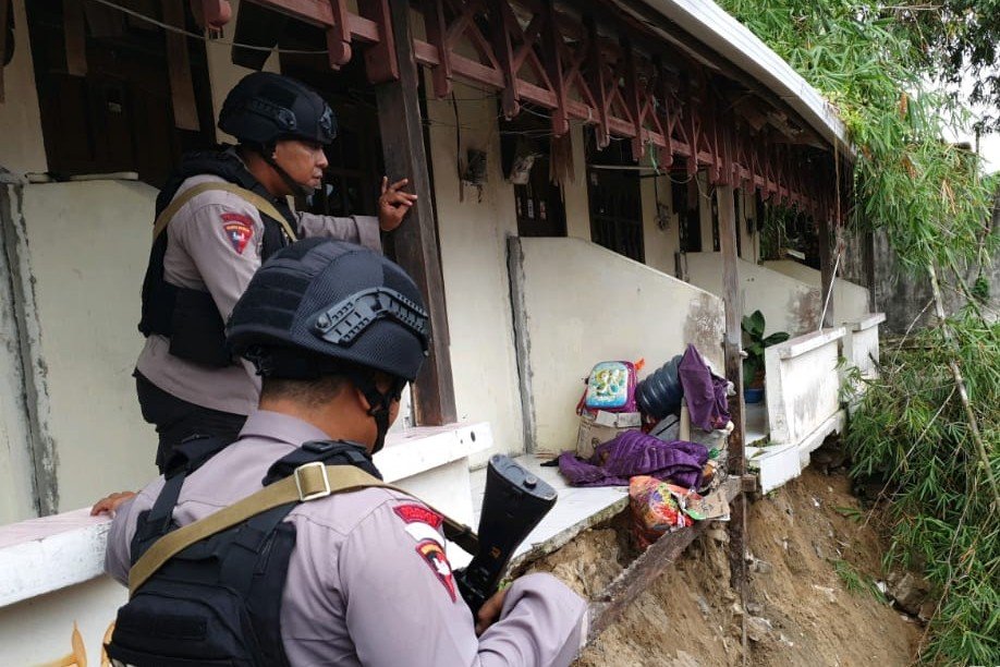 Tim Batalyon A Pelopor Satbrimob Polda Kaltim Cek TKP Longsor Balikpapan