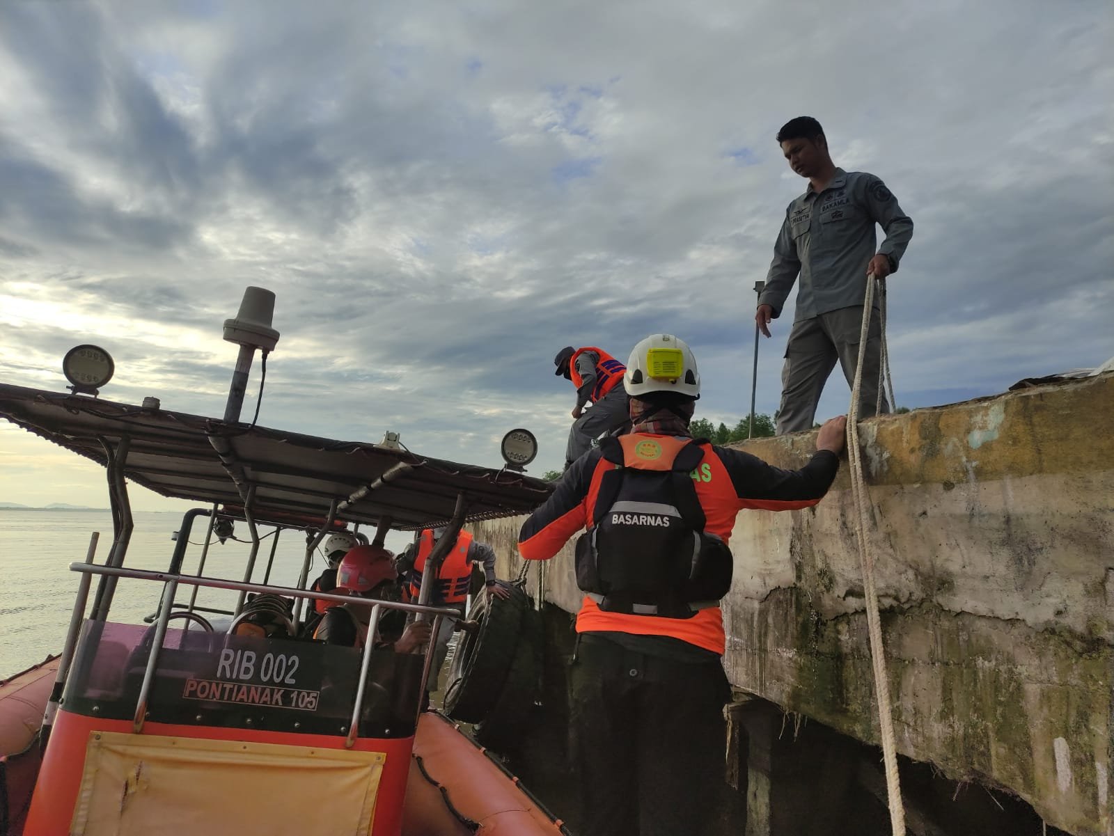 PKKL Sambas dan Bakamla RI Selamatkan Korban Kapal Tenggelam