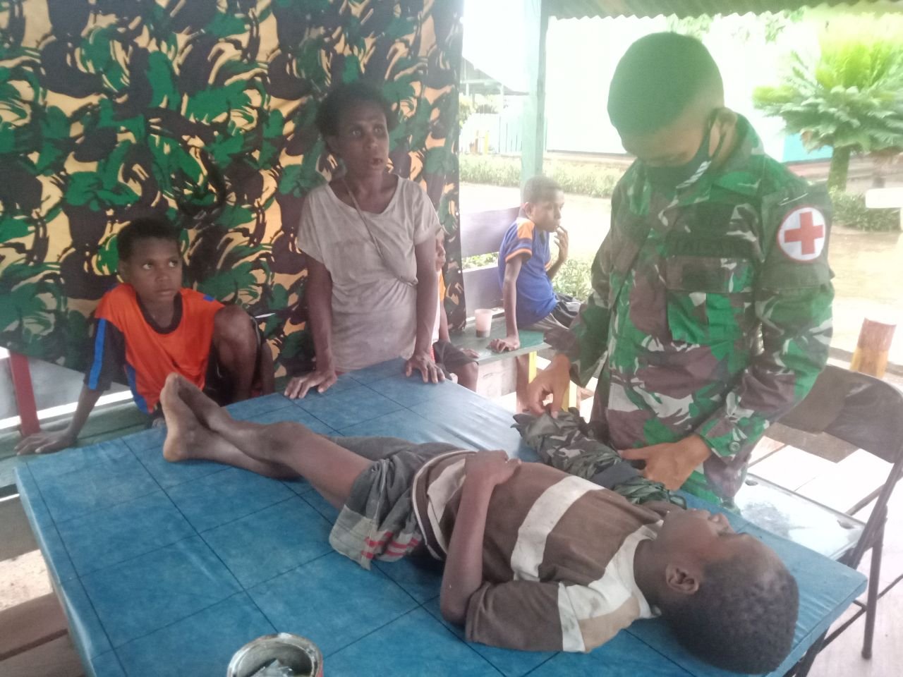 Bocah 8 Tahun Terjatuh dari Pohol Pertolongan Pertama Satgas Yonif 125