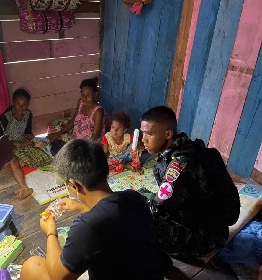 Personel Satgas Yonif 126/KC Sigap Selamatkan Ibu Hamil dan Bayinya di Perbatasan