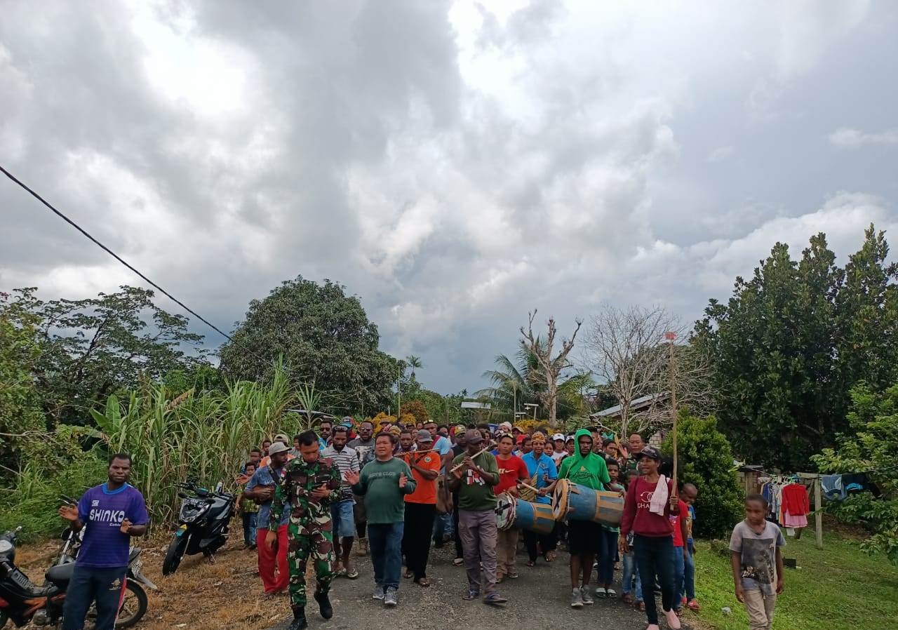 Satgas Pamtas Yonif 126/KC dan Warga Rayakan Tahun Baru dengan Tarian Suling Tambur