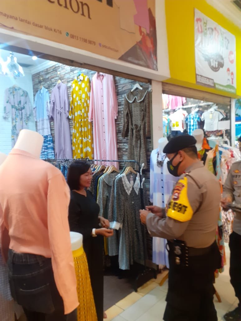 Sat Sabhara Polres Serang Kota Bagikan Ratusan Masker Gratis